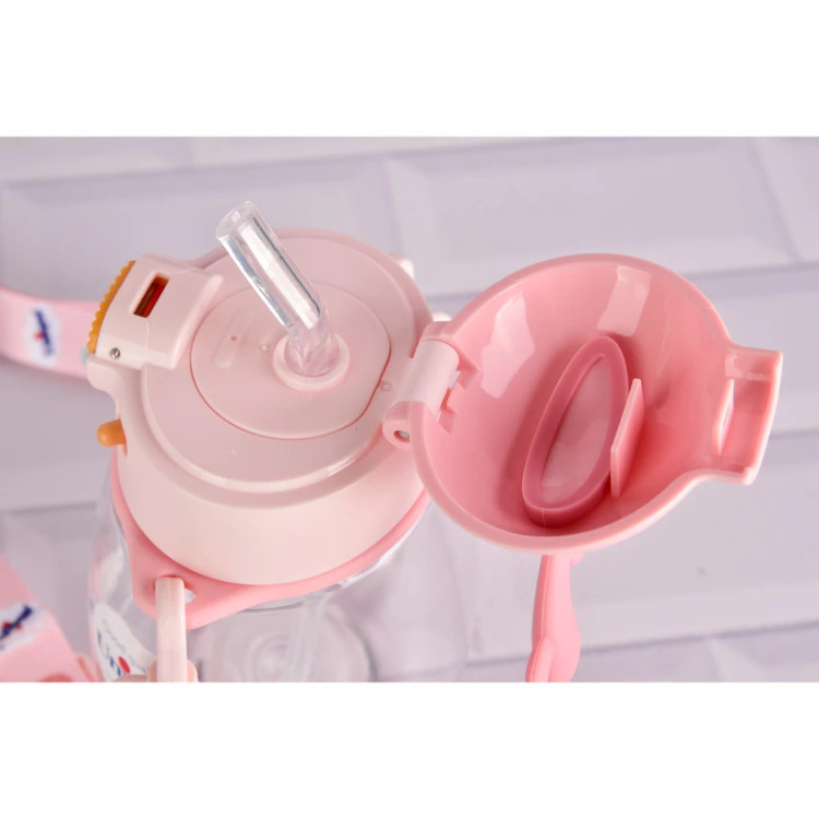 قمقمه کودک یونیک کد 1911 با گنجایش 0.6 لیتر، نیدار و بنددار، طرح گوزن فانتزی، مناسب مهدکودک و مدرسه”