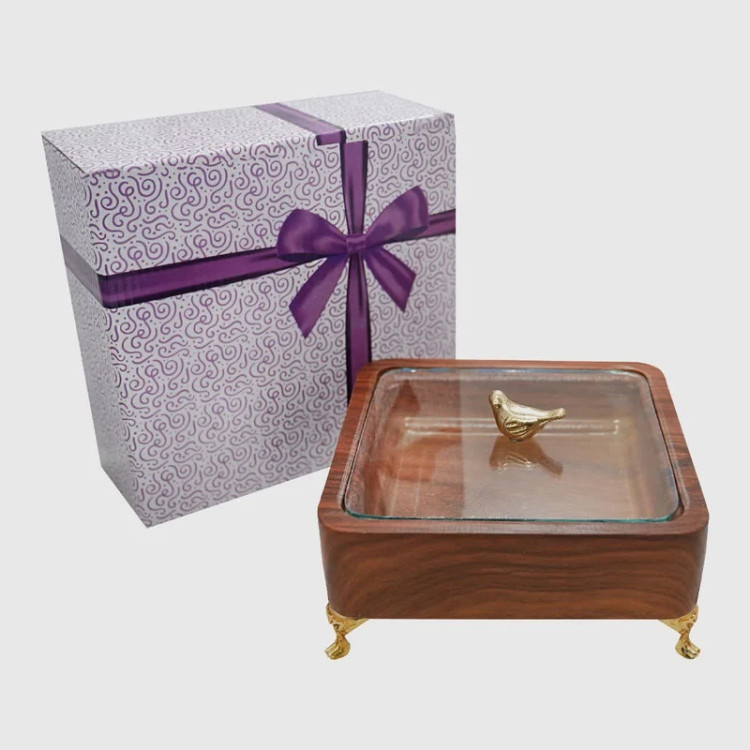 شکلاتخوری مدل مربع EF_047 با طراحی چوبی و درب شیشهای، انتخابی شیک و خاص برای پذیرایی یا هدیه است. ارسال فوری از رشت با بستهبندی هدیهای زیبا.