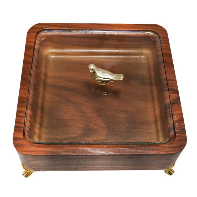 شکلاتخوری مدل مربع EF_047 با طراحی چوبی و درب شیشهای، انتخابی شیک و خاص برای پذیرایی یا هدیه است. ارسال فوری از رشت با بستهبندی هدیهای زیبا.