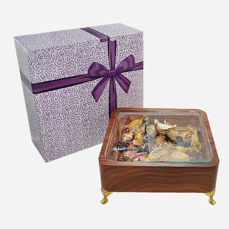 شکلاتخوری مدل مربع EF_047 با طراحی چوبی و درب شیشهای، انتخابی شیک و خاص برای پذیرایی یا هدیه است. ارسال فوری از رشت با بستهبندی هدیهای زیبا.