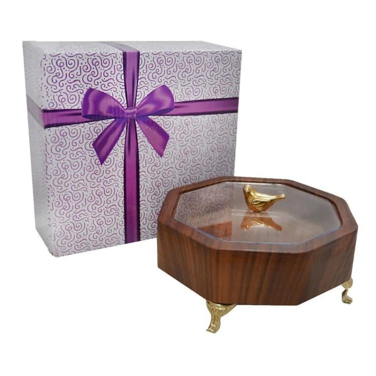 شکلاتخوری مدل هشتضلعی EF_048 با طراحی چوبی و درب شفاف، مناسب پذیرایی یا هدیه است. دارای پایههای طلایی و پرندهی فلزی تزئینی. ارسال فوری از رشت با بستهبندی کادویی شیک.