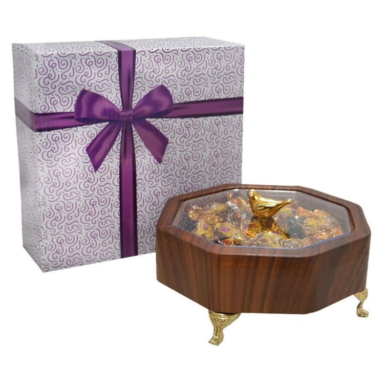 شکلاتخوری مدل هشتضلعی EF_048 با طراحی چوبی و درب شفاف، مناسب پذیرایی یا هدیه است. دارای پایههای طلایی و پرندهی فلزی تزئینی. ارسال فوری از رشت با بستهبندی کادویی شیک.