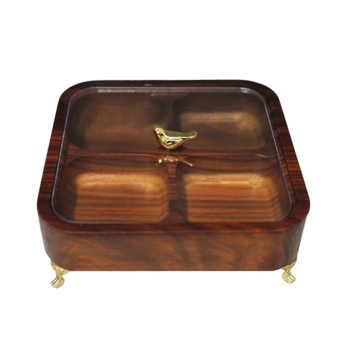 اردوخوری مدل چهارخانه EF_07 با طراحی چوبی و پایههای طلایی گزینهای زیبا برای پذیرایی یا هدیه است. دارای چهار بخش مجزا و جعبه کادویی شیک – ارسال از رشت با بستهبندی هدیهای.